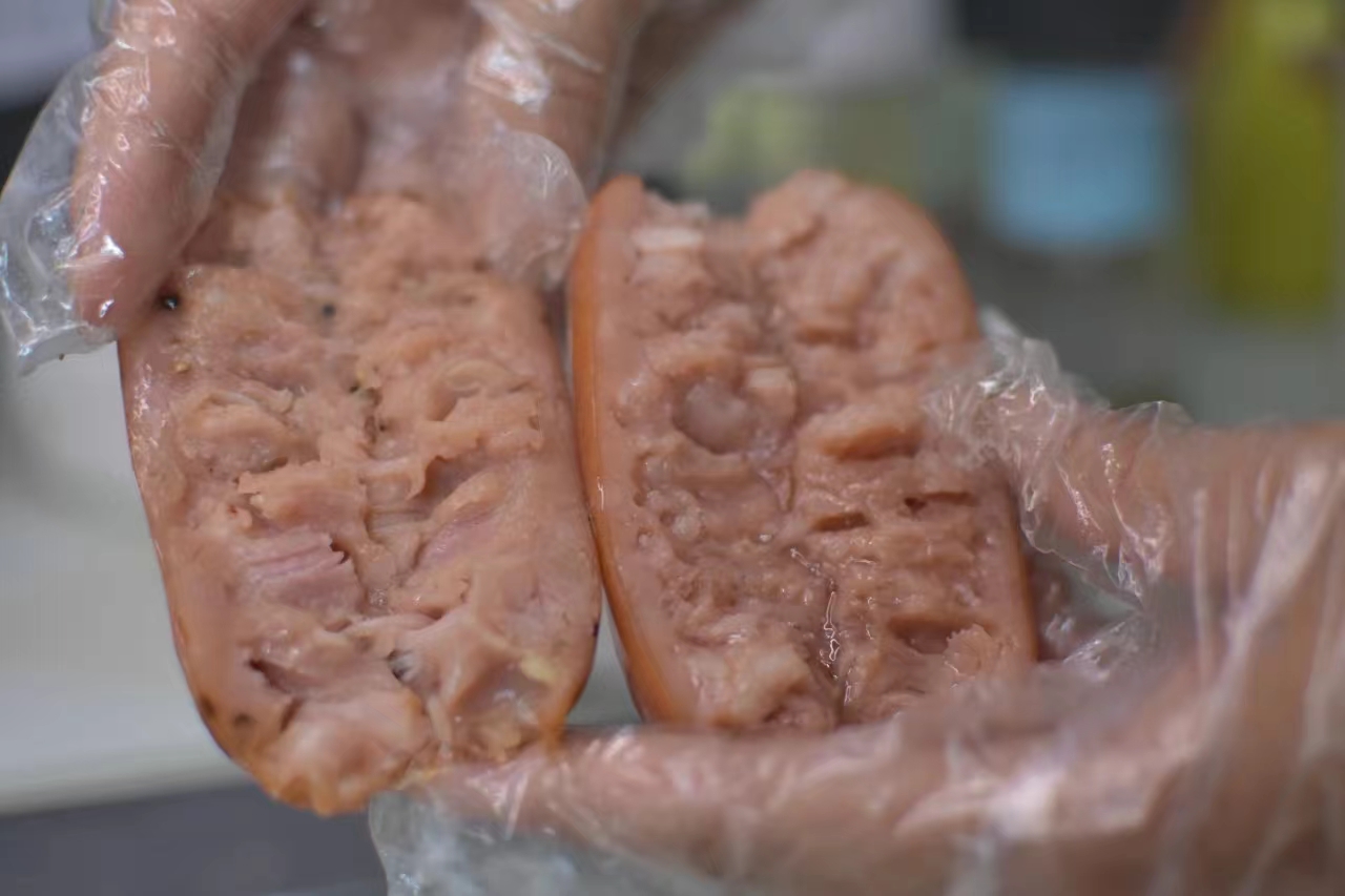 肉香四溢的烤腸測評：原味脆皮與黑胡椒地道腸，你更愛哪一款？