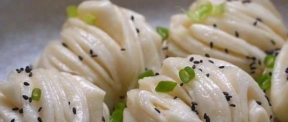 只需在平底鍋中簡單煎炒，就能讓花卷松軟蓬松、底部酥脆金黃的做法。無需蒸煮，不用提前發(fā)酵